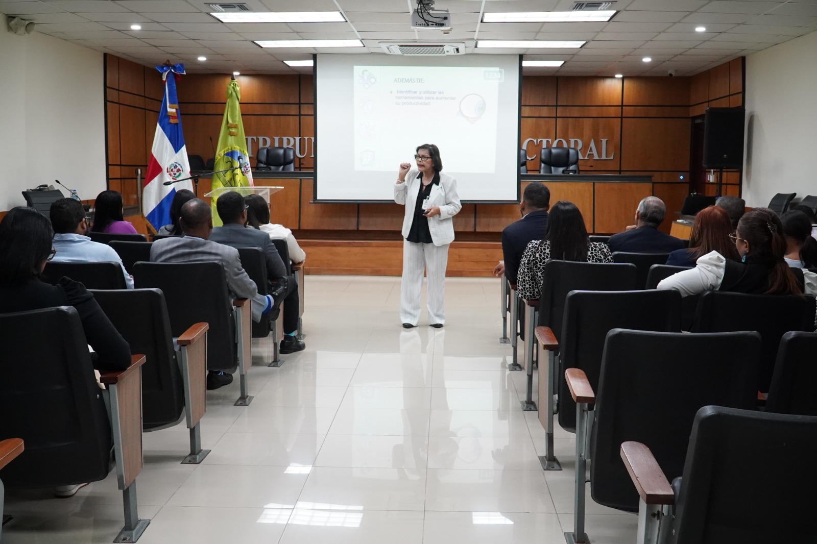 Tribunal Superior Electoral imparte charla sobre administración efectiva del tiempo
