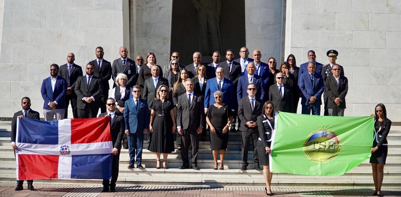 Tribunal Superior Electoral deposita Ofrenda Floral en el Altar de la Patria al Conmemorarse 13 Aniversario de su creación
