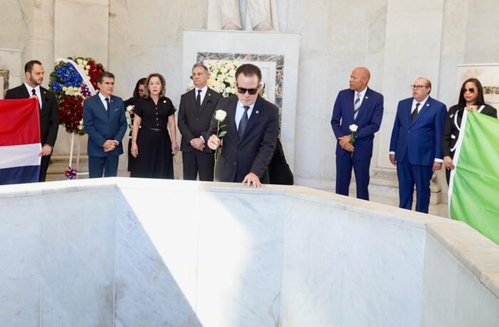 Ofrenda Floral Decime Tercer Aniversario