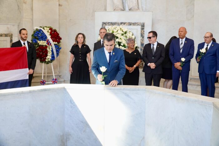 Ofrenda Floral Decime Tercer Aniversario