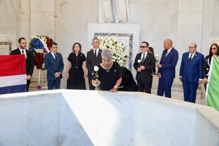 Ofrenda Floral Decime Tercer Aniversario