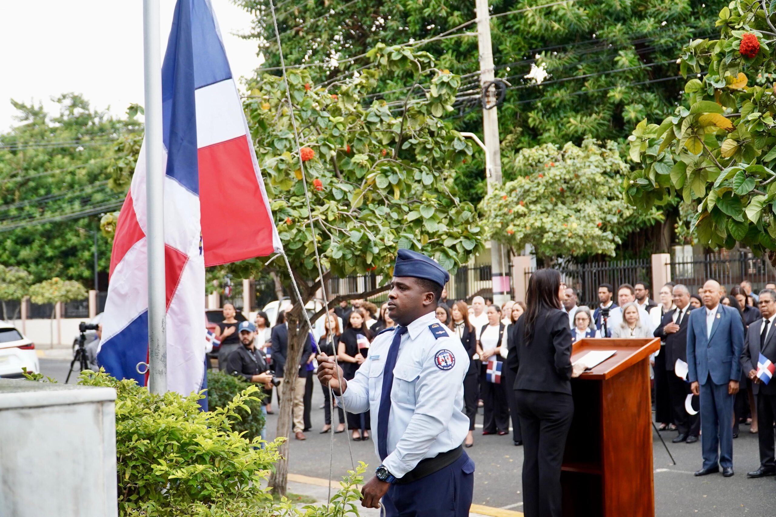 Tribunal Superior Electoral e Instituto Nacional de Recursos Hidráulicos (INDRHI) rinden homenaje a la Bandera Nacional