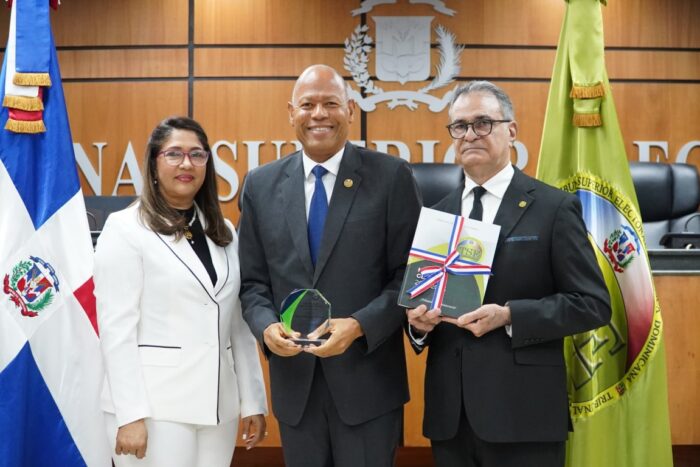 Memorias gestión 2021 - 2025 y agradecimiento a Directores y Encargados por parte del TSE