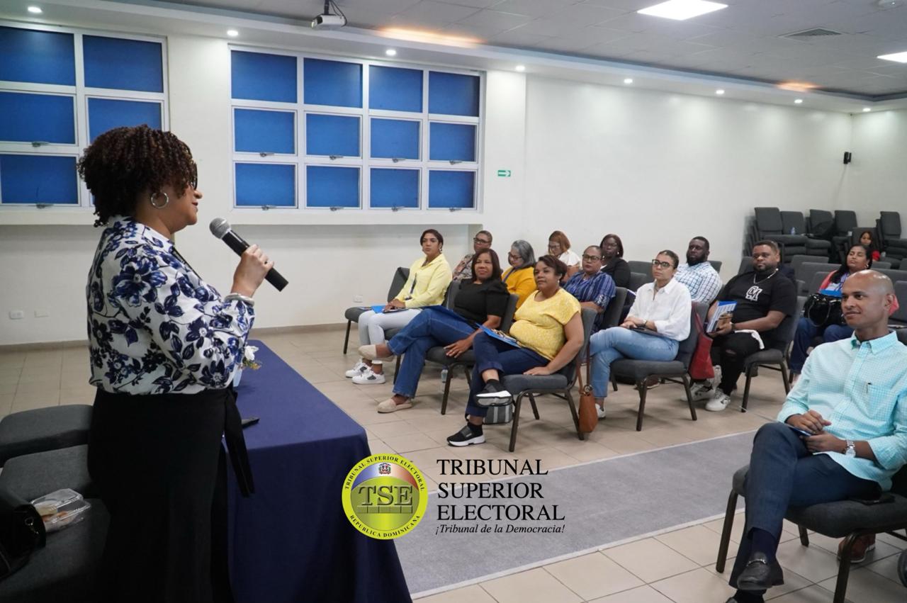 TSE CAPACITA COLABORADORES DIRECCIÓN DE PASAPORTES EN RECTIFICACIÓN DE ACTAS Y CAMBIO DE NOMBRE