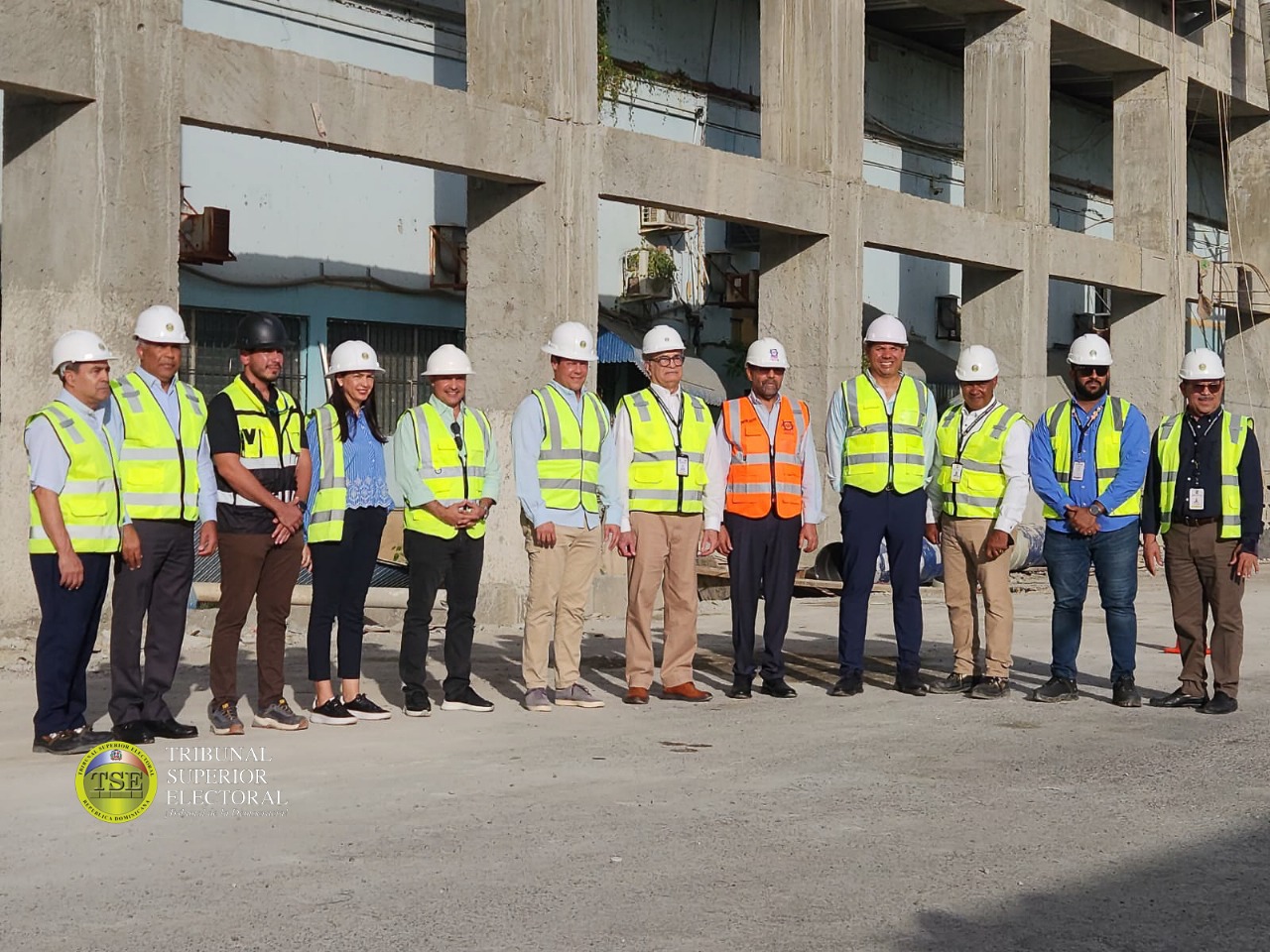 Presidente Tribunal Superior Electoral Y Ministro de la Vivienda supervisan avances construcción nuevo edificio de la Alta Corte